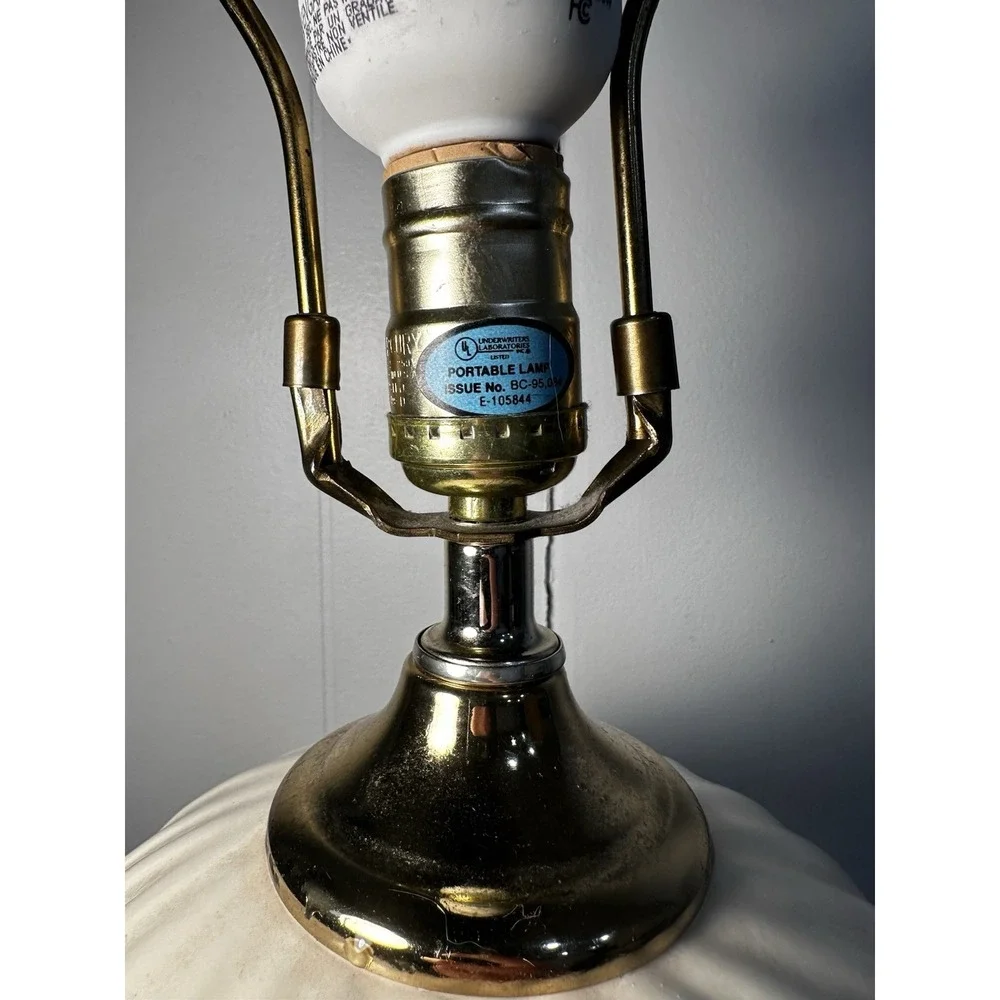VTG‎ Ribbed Ceramic Table Lamp 28in Ivory White Brass Tone Dimmer Harp